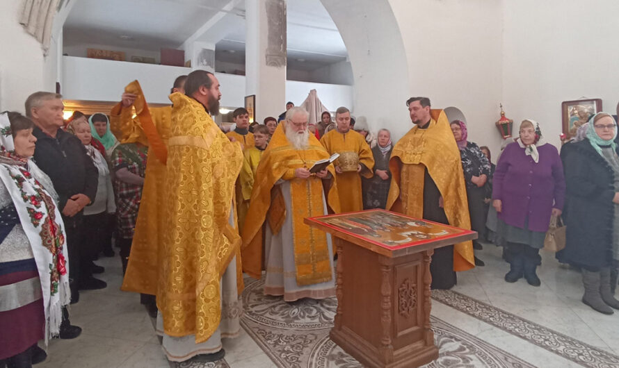 В храме села Троицк освящен новый иконостас