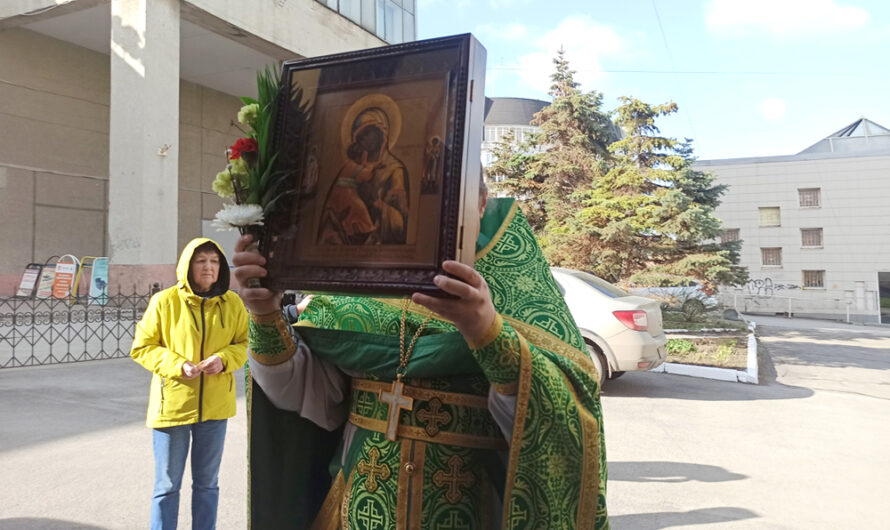 В храм Рождества Пресвятой Богородицы Перми принесена старинная икона Божией Матери «Владимирская»