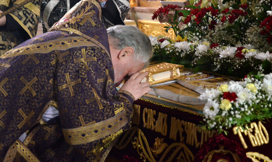 Архипастырь совершил уставные богослужения Великой Пятницы
