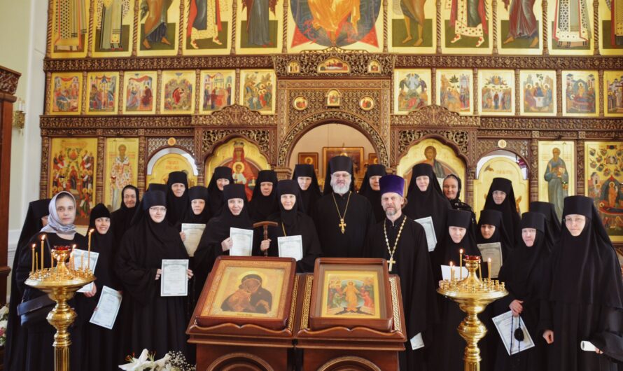 Вручение свидетельств об окончании Курсов базовой подготовки в области богословия монашествующих