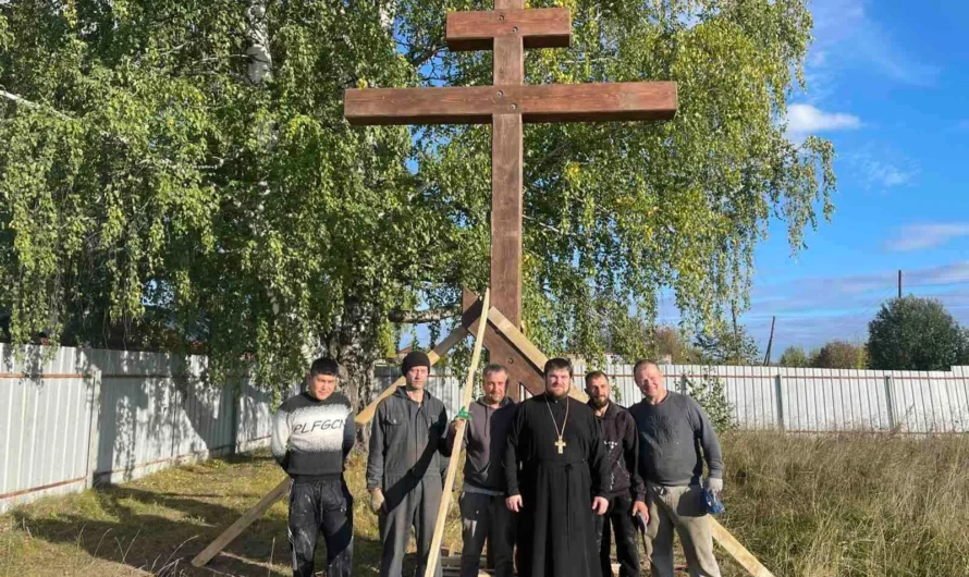 Освящение креста на месте будущего храма