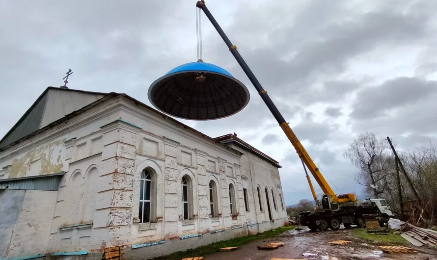 Покровский храм села Крылово увенчан куполом