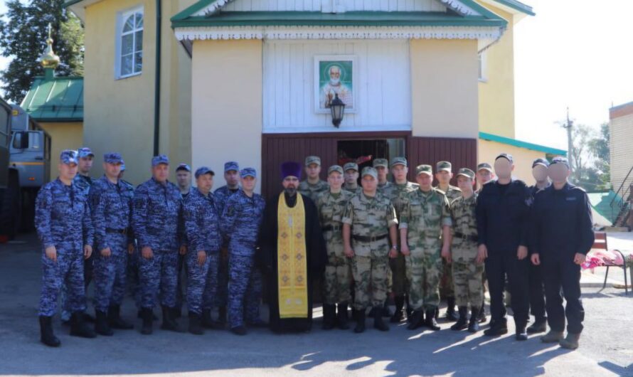 Сотрудники и военнослужащие Росгвардии приняли участие в богослужении