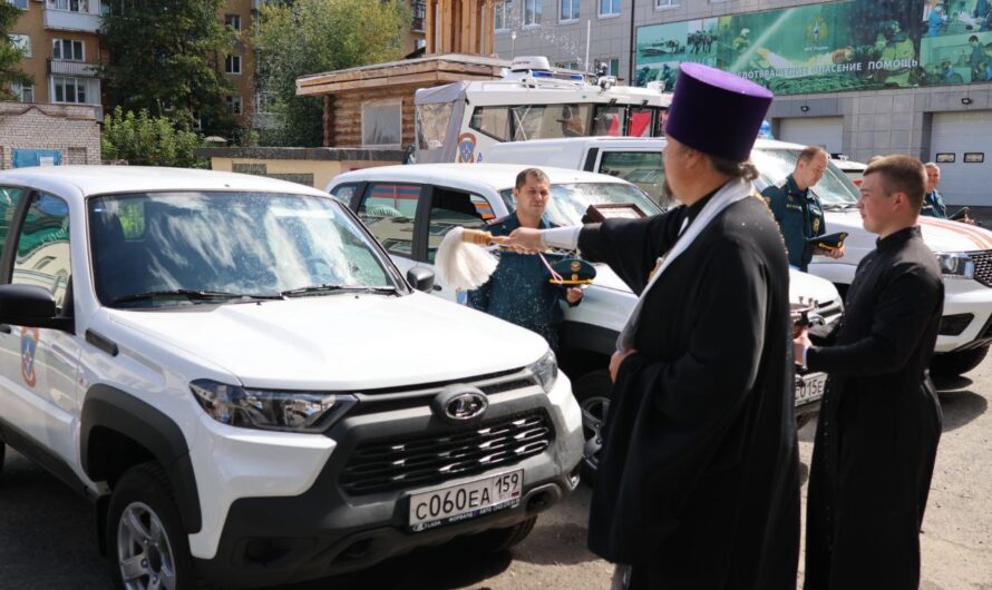 Священнослужитель Пермской епархии освятил специализированную технику Главного Управления МЧС в Прикамье
