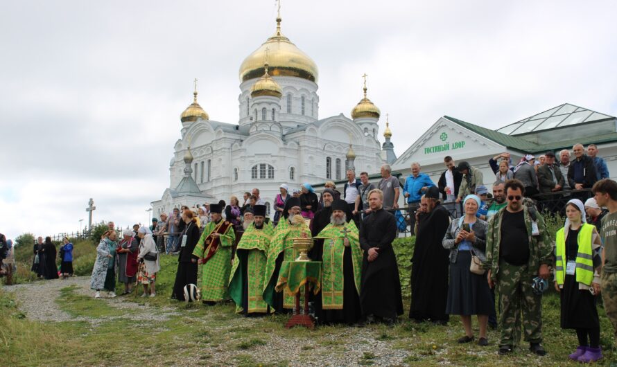 Свято-Серафимовский крестный ход прибыл в Белогорский монастырь