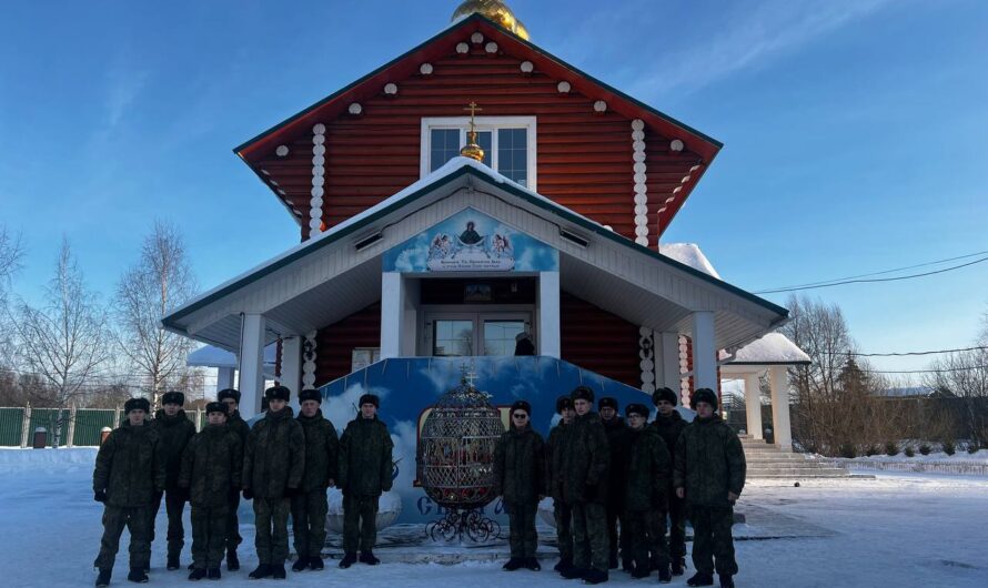 Военнослужащие авиаполка «Сокол» посетили храм во имя святых Царственных Страстотерпцев