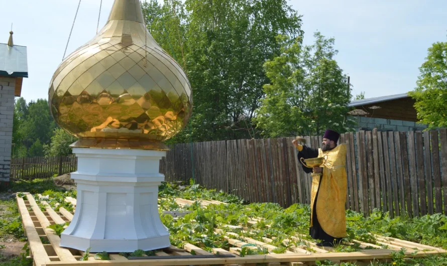 Освящение купола строящегося храма в селе Сенькино