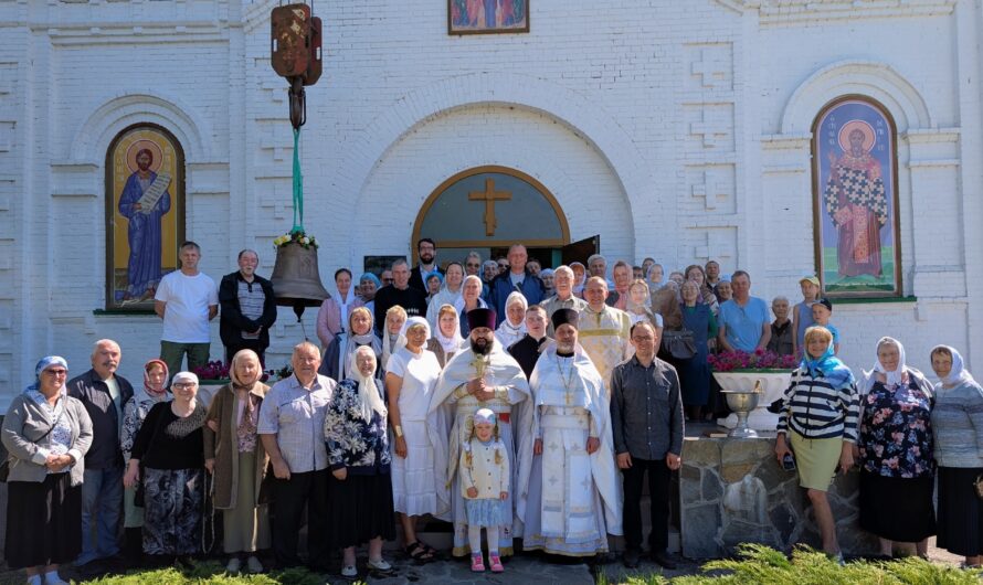 На храм в селе Красная Слудка подняты новые колокола