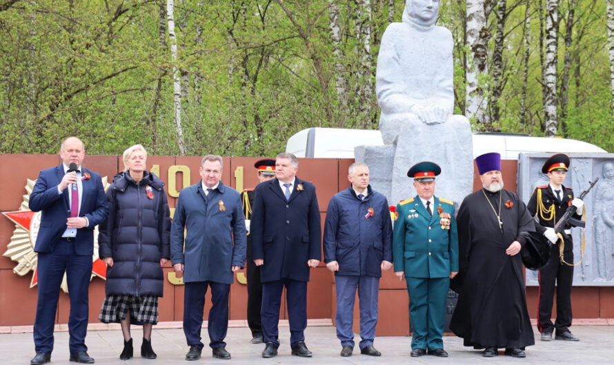 Возложение цветов к памятнику «Скорбящая мать» прошло в Кунгуре