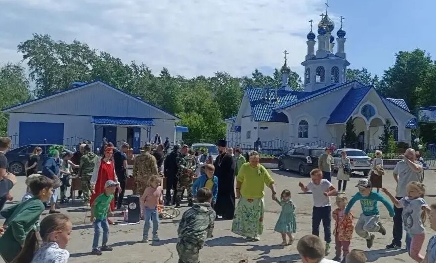 Семейные Троицкие гуляния прошли на территории храма в честь Благовещения Пресвятой Богородицы