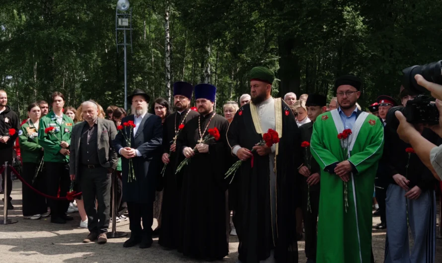 Возложение цветов к мемориалу Скорбящая мать