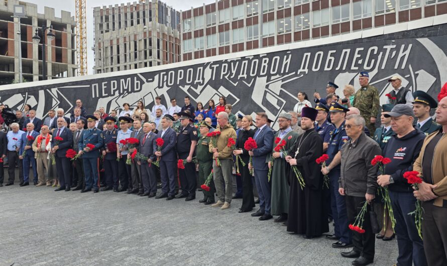 Торжественное возложение цветов к мемориалу «Город трудовой доблести»