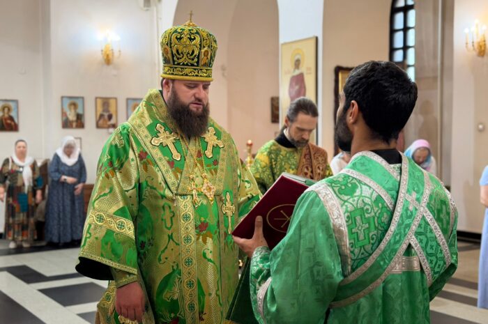 Митрополит Игнатий совершил Божественную литургию в Крестовоздвиженском соборе Лесосибирска