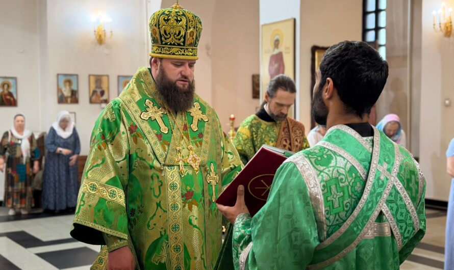 Митрополит Игнатий совершил Божественную литургию в Крестовоздвиженском соборе Лесосибирска