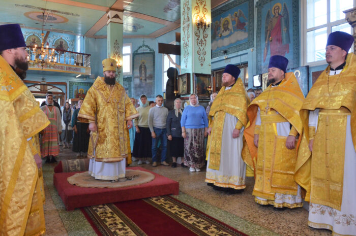 Митрополит Игнатий совершил Божественную литургию в Свято-Никольском храме в микрорайоне Налимиха
