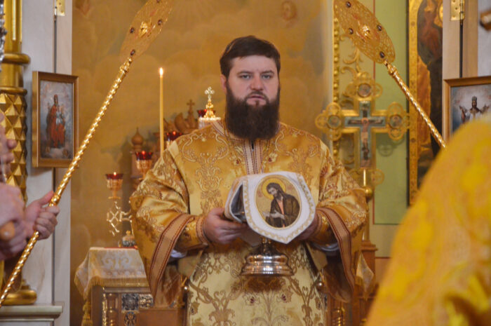 Митрополит Игнатий совершил Божественную литургию в Крестово-Митрофаниевском храме города Перми