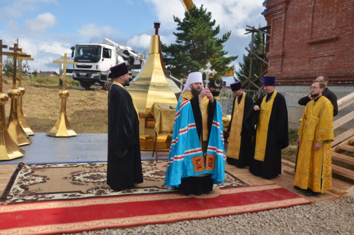 Владыка Игнатий совершил освящение куполов и крестов строящегося храма в деревне Гари