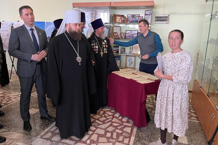 Митрополит Пермский и Кунгурский Игнатий посетил открытие выставки «Возрождение», посвященной 15-летию Енисейской епархии