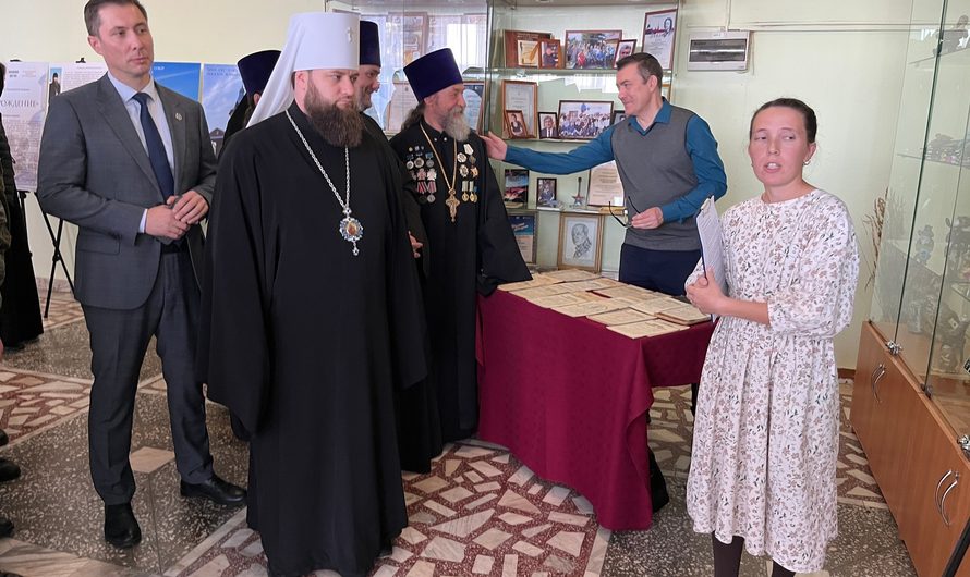 Митрополит Пермский и Кунгурский Игнатий посетил открытие выставки «Возрождение», посвященной 15-летию Енисейской епархии