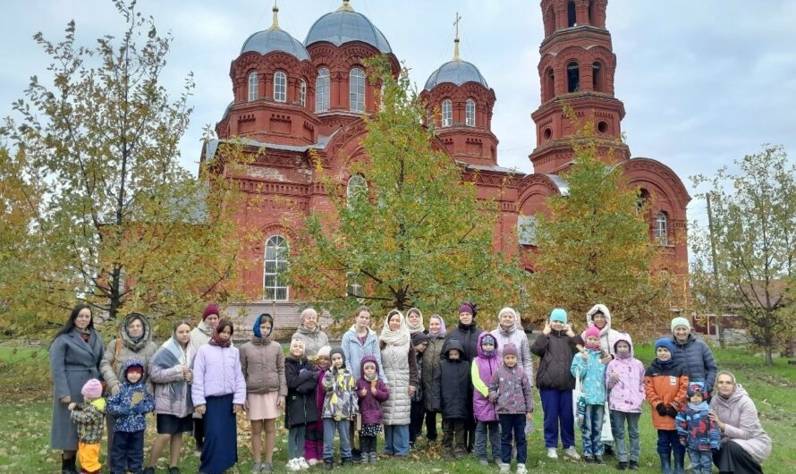 Путешествие сквозь века: семьи в Еловском храме