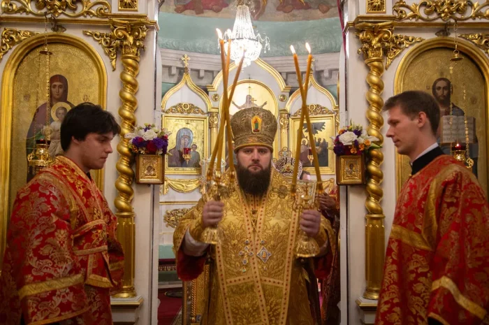 Митрополит Игнатий сослужил Главе Красноярской митрополии в день праздника Воздвижения Честного и Животворящего Креста Господня