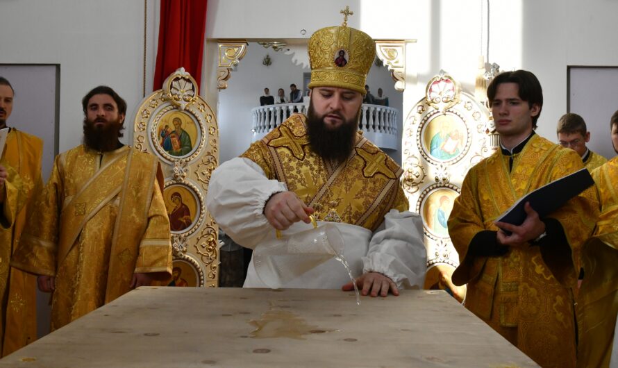 Митрополит Игнатий совершил чин великого освящения храма во имя преподобного Сергия Радонежского в поселке Октябрьский