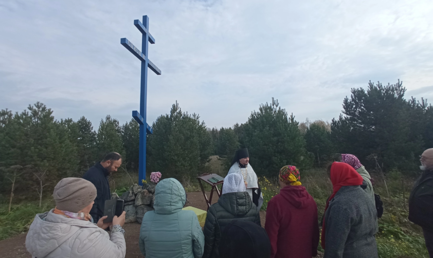 В селе Пакли Осинского округа установлен и освящен Поклонный крест
