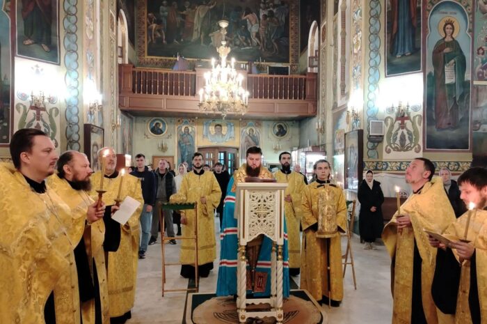 Митрополит Игнатий совершил вечернее богослужение с чтением акафиста святителю Стефану Великопермскому
